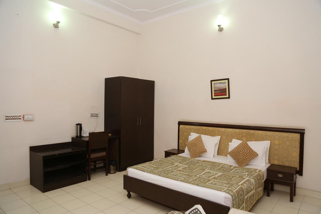 Gulmohar Sariska Resort Bairāt Eksteriør bilde