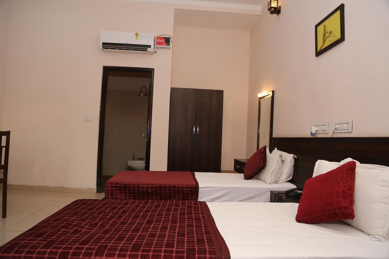 Gulmohar Sariska Resort Bairāt Eksteriør bilde